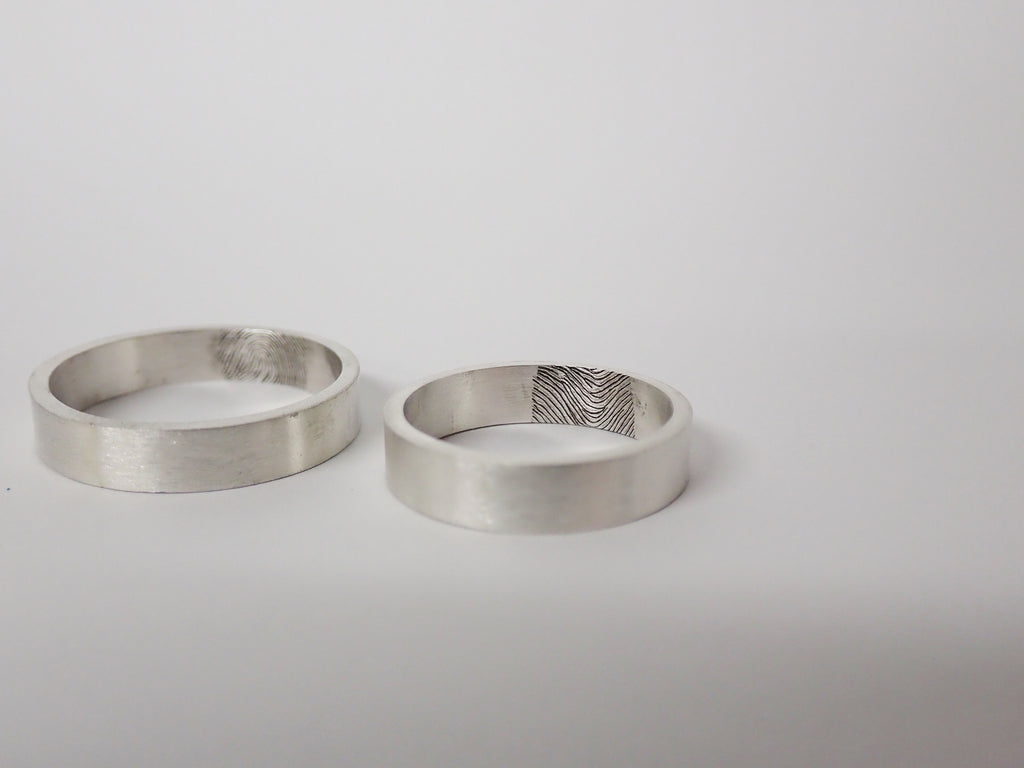 Anillo de boda con huella digital grabada