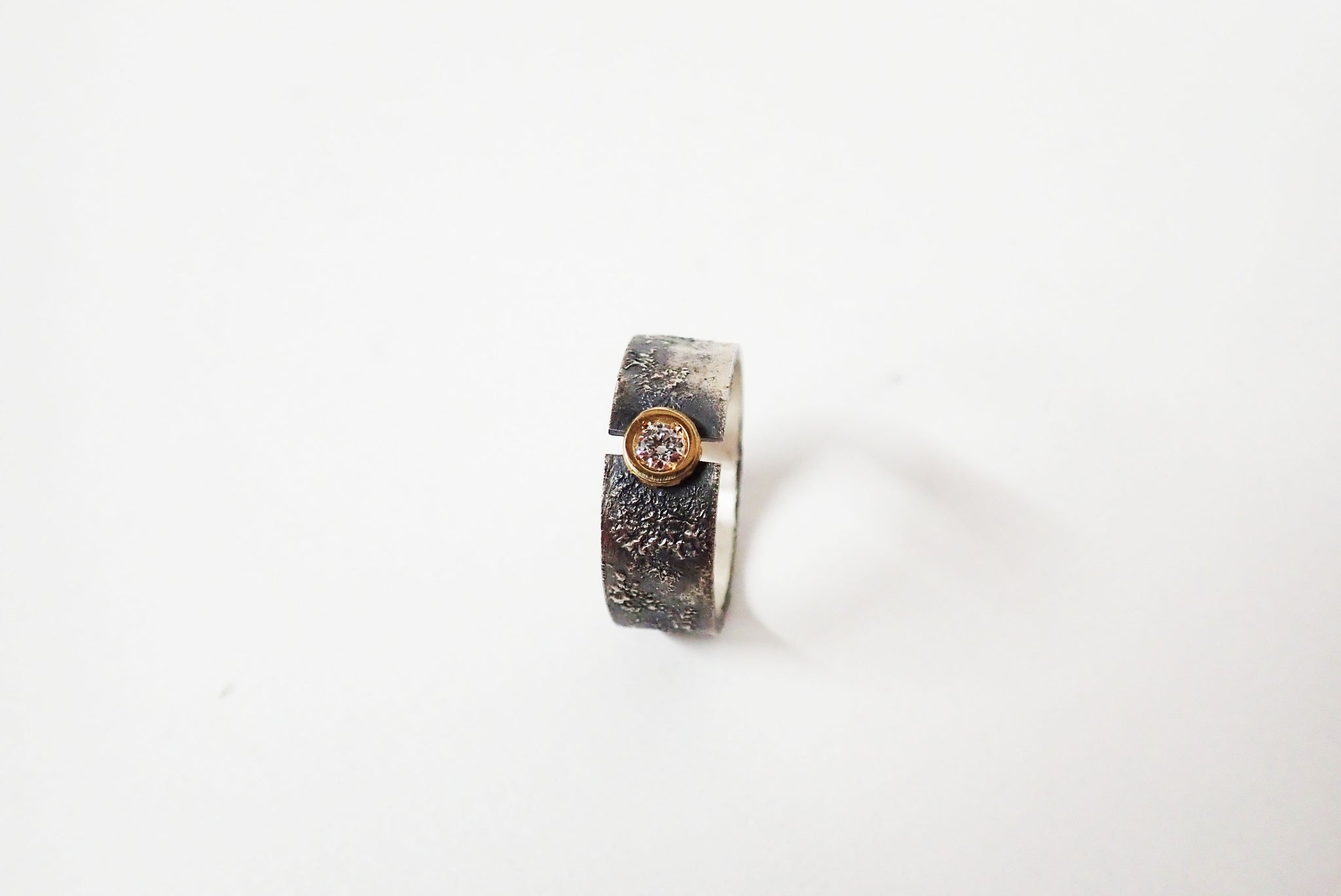 Anillo de compromiso con textura