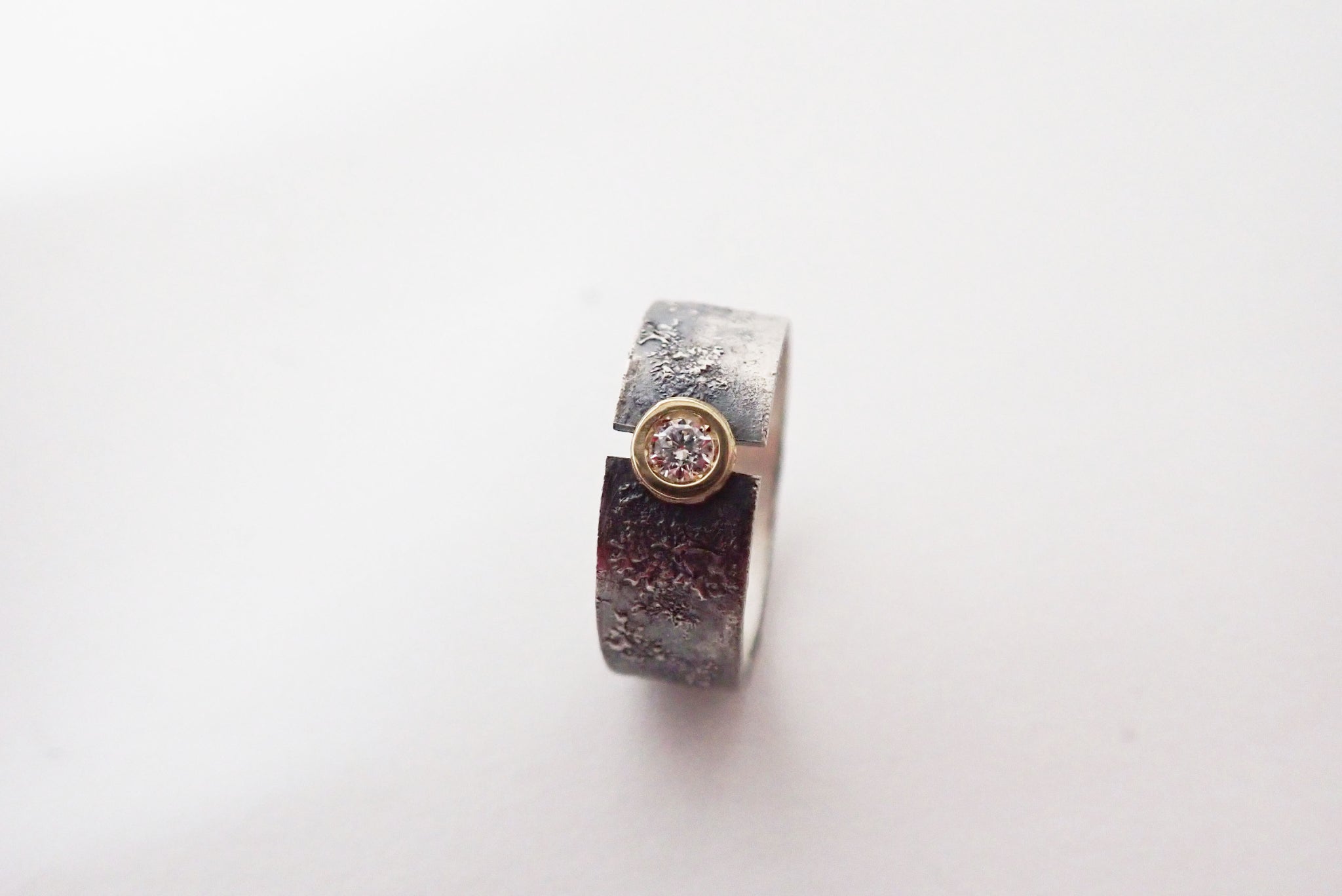 Anillo de compromiso con textura