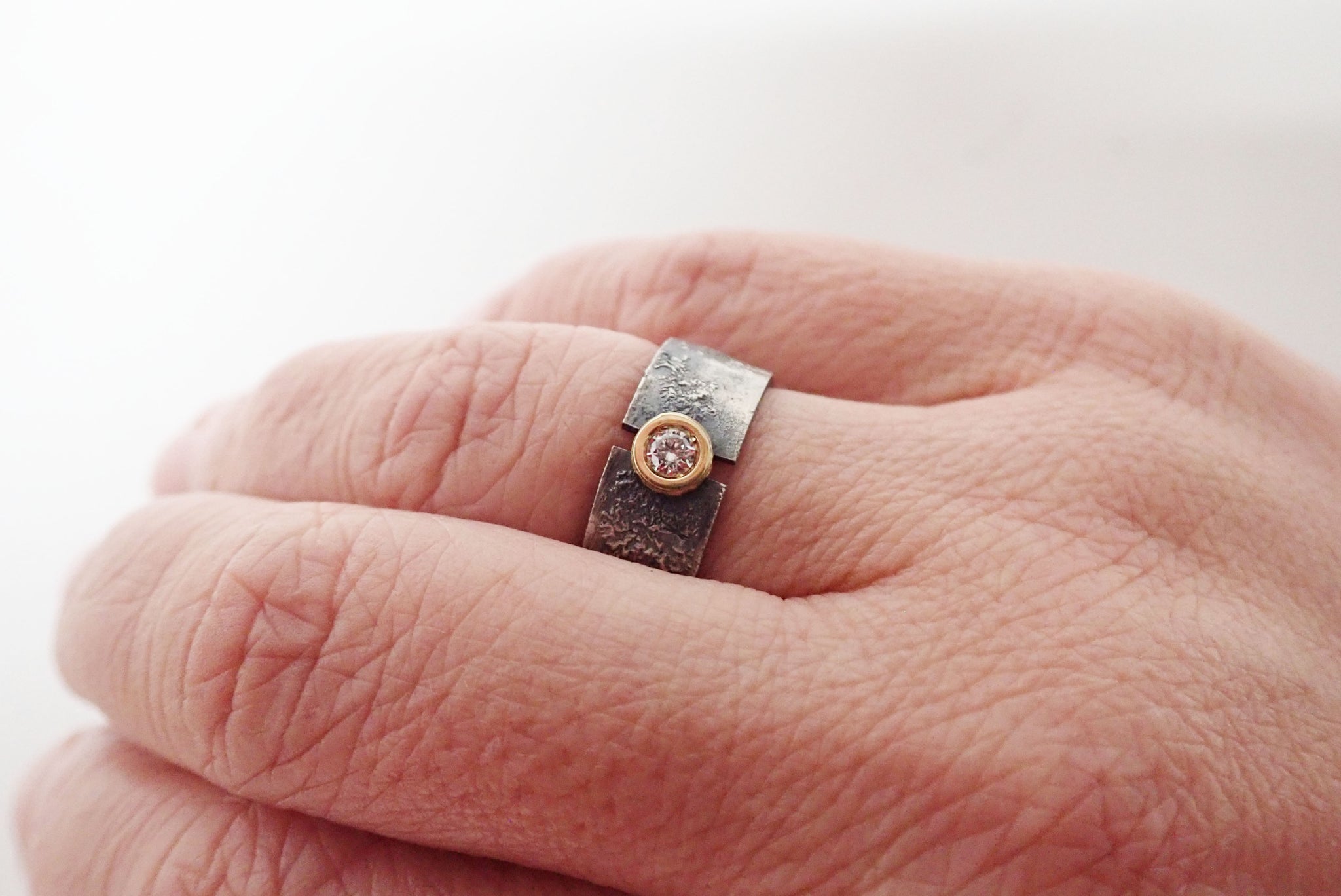 Anillo de compromiso con textura