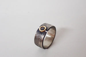 Anillo de plata y oro de 18 kt con diamante negro