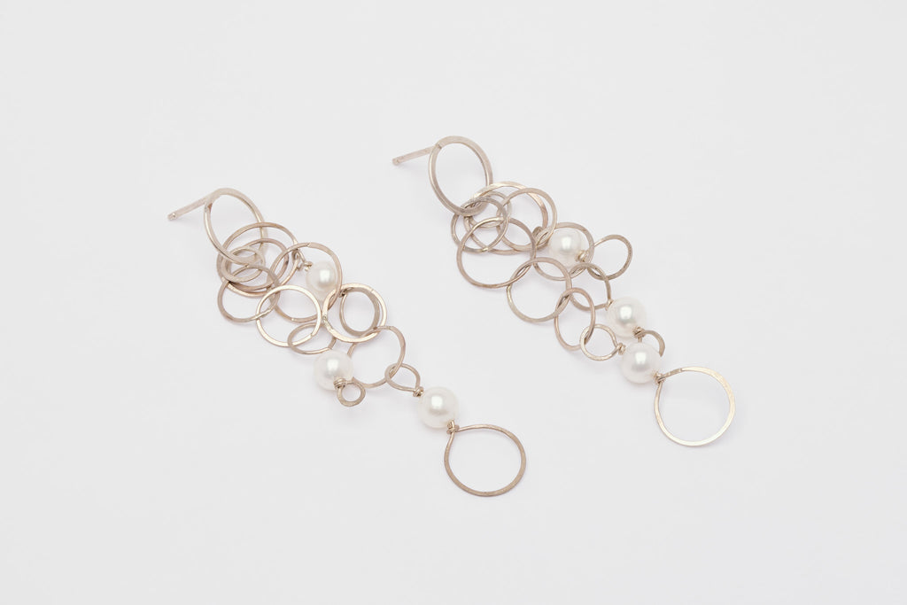 Pendientes largos de plata y perlas.