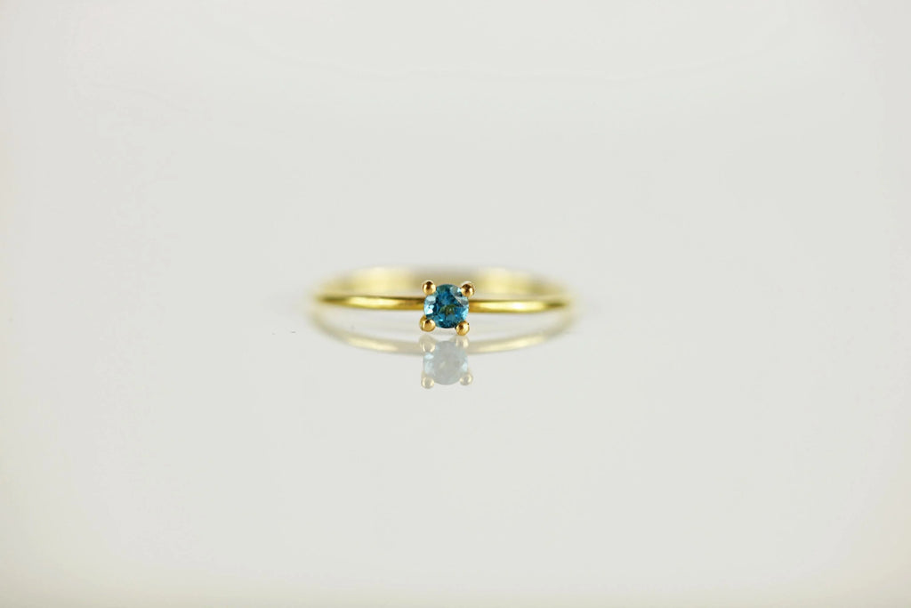 Anillo fino de oro con topacio Blue London