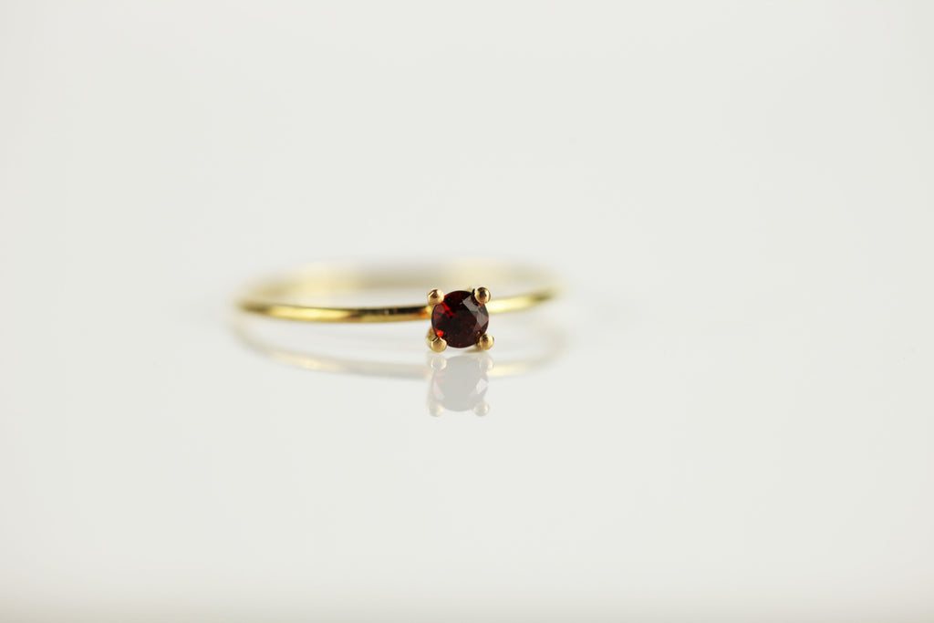 Anillo fino de oro con granate