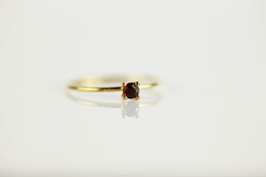 Anillo fino de oro con granate