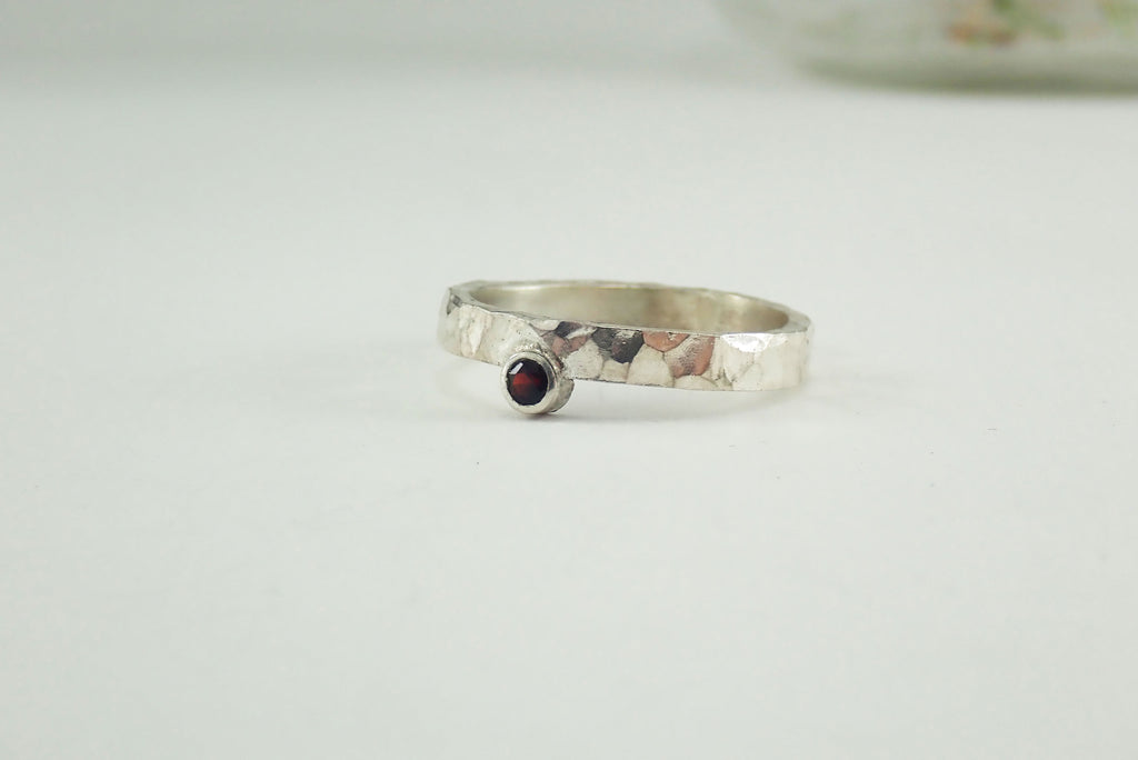 Anillo mediano de plata con granate, Rustic