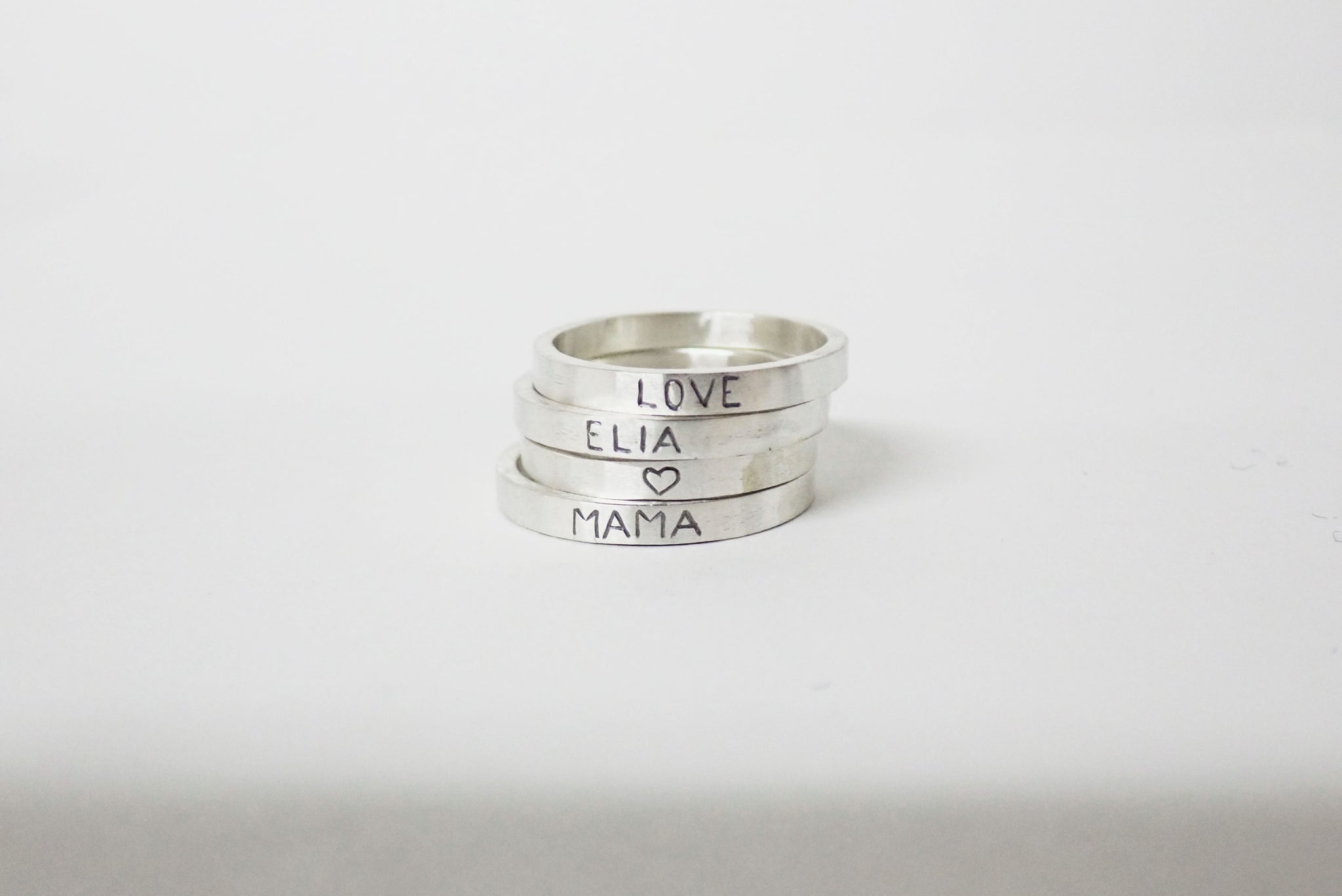 Anillo de plata mini con nombre gabado