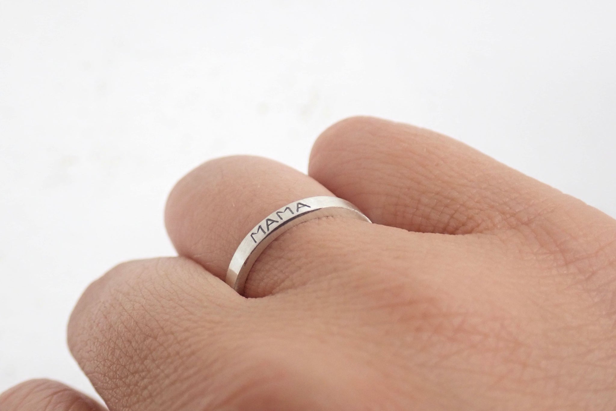 Anillo de plata mini con nombre gabado