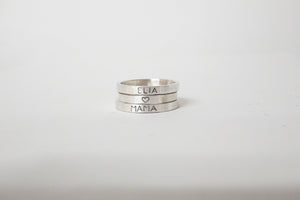 Anillo de plata mini con nombre gabado