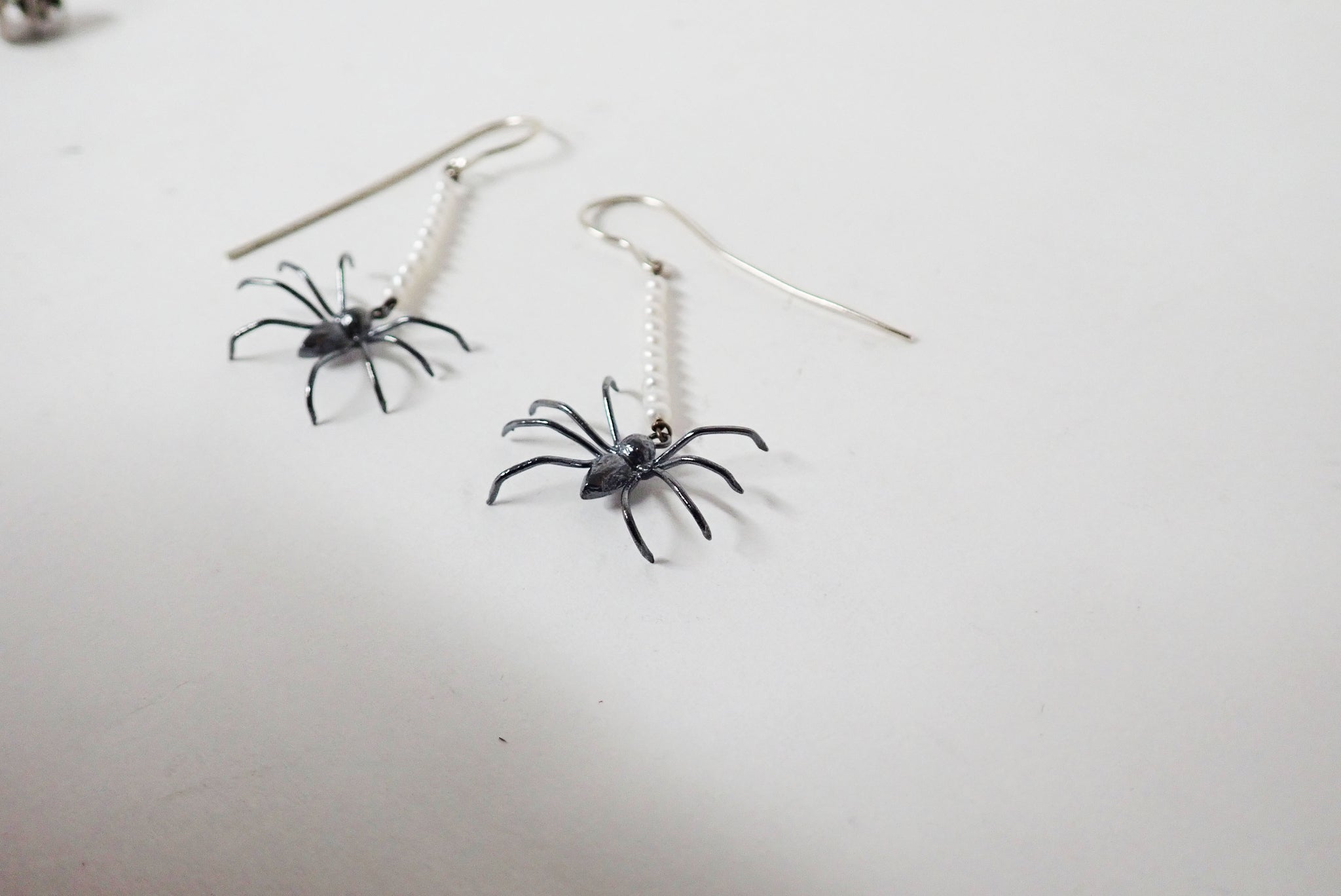 Pendientes de araña hechos a mano con perlas blancas