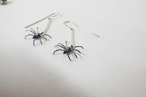 Pendientes de araña hechos a mano con perlas blancas