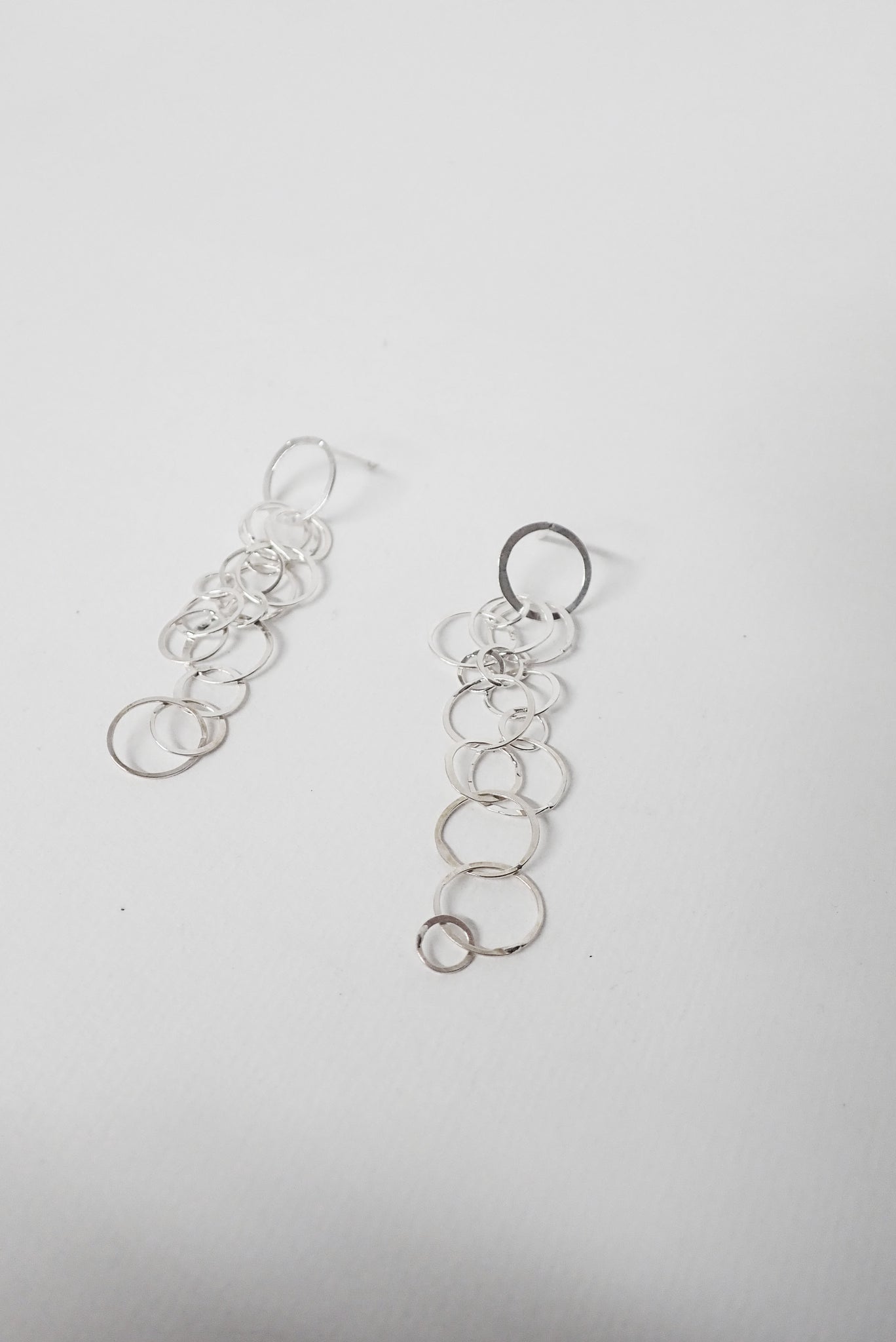 Pendientes largos irregulares de plata