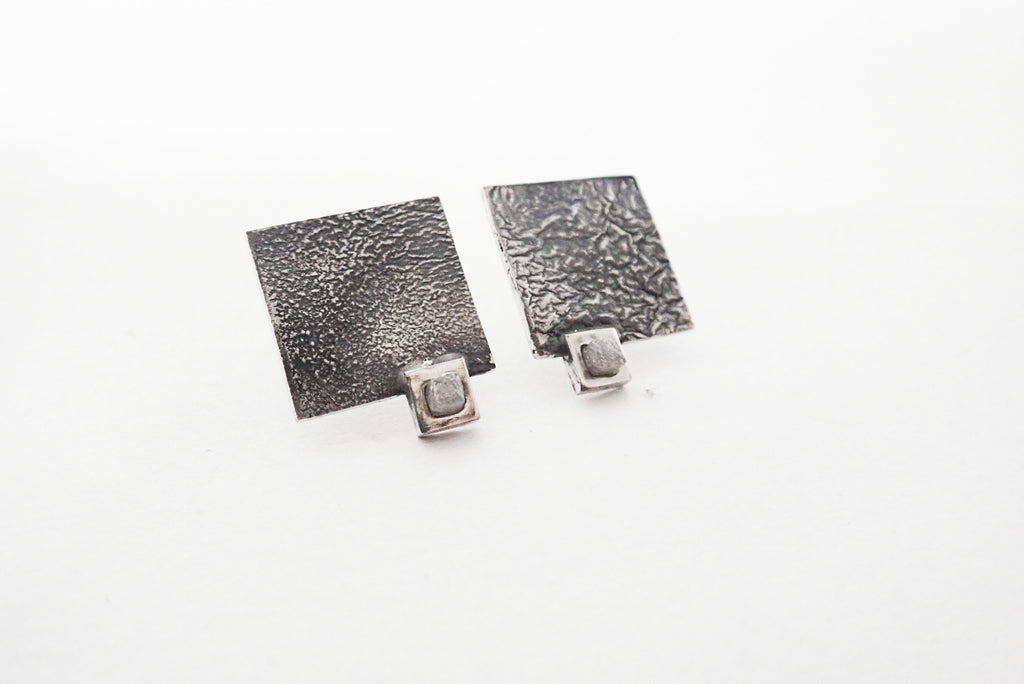 Pendientes de plata con diamante en bruto.