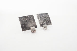 Pendientes de plata con diamante en bruto.