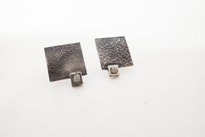 Pendientes de plata con diamante en bruto.