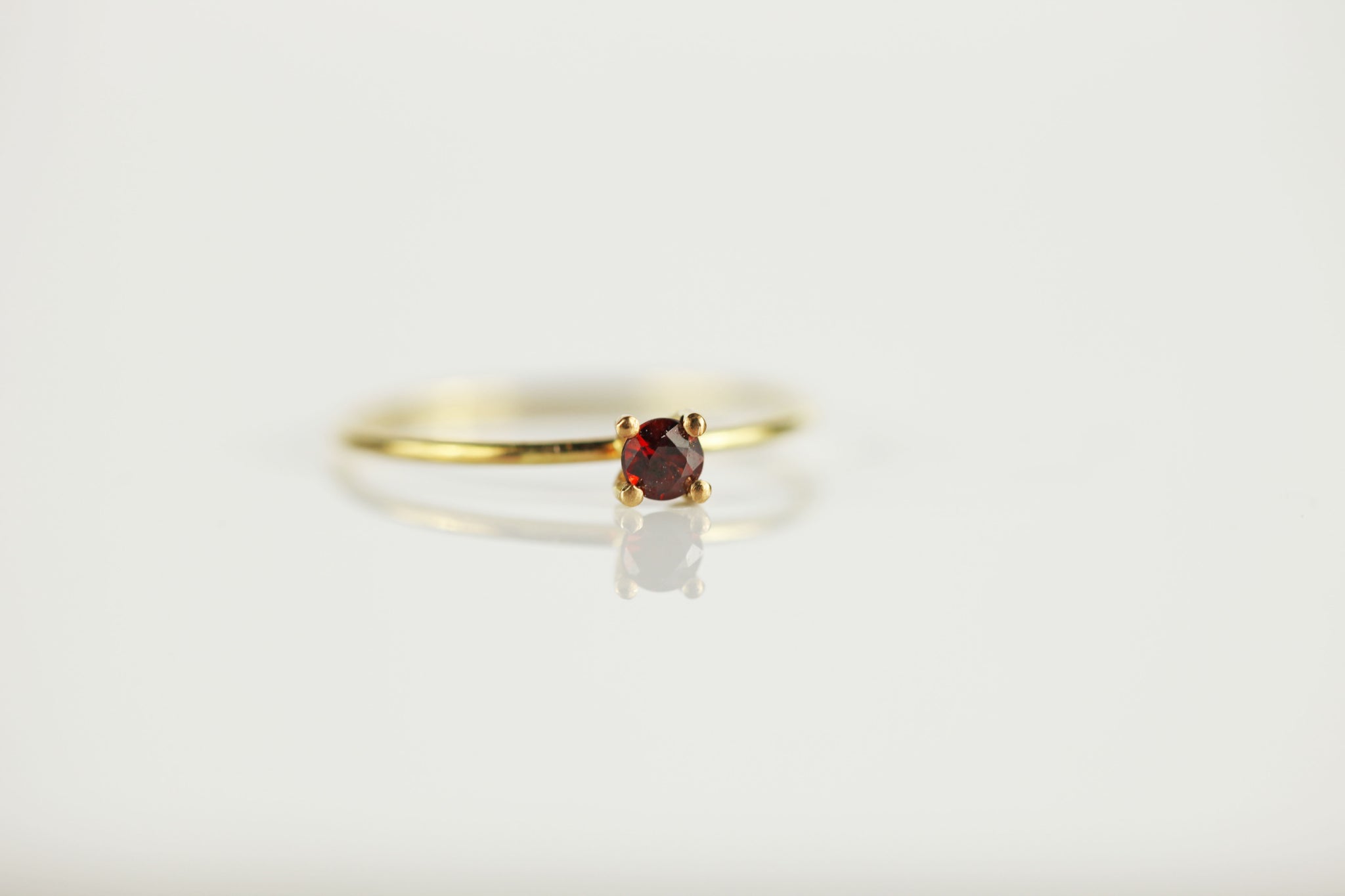Anillo fino de oro con granate