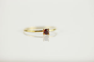 Anillo fino de oro con granate