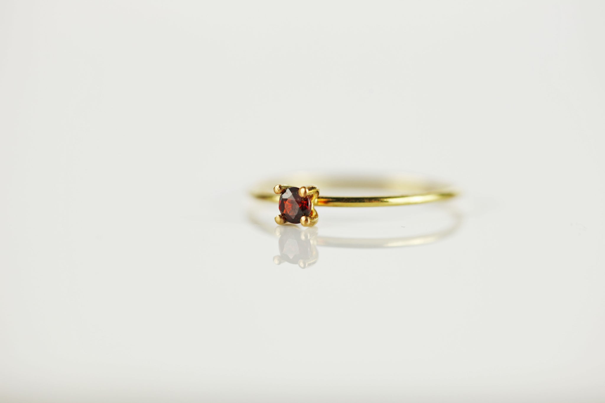 Anillo fino de oro con granate