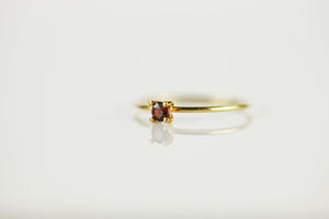 Anillo fino de oro con granate