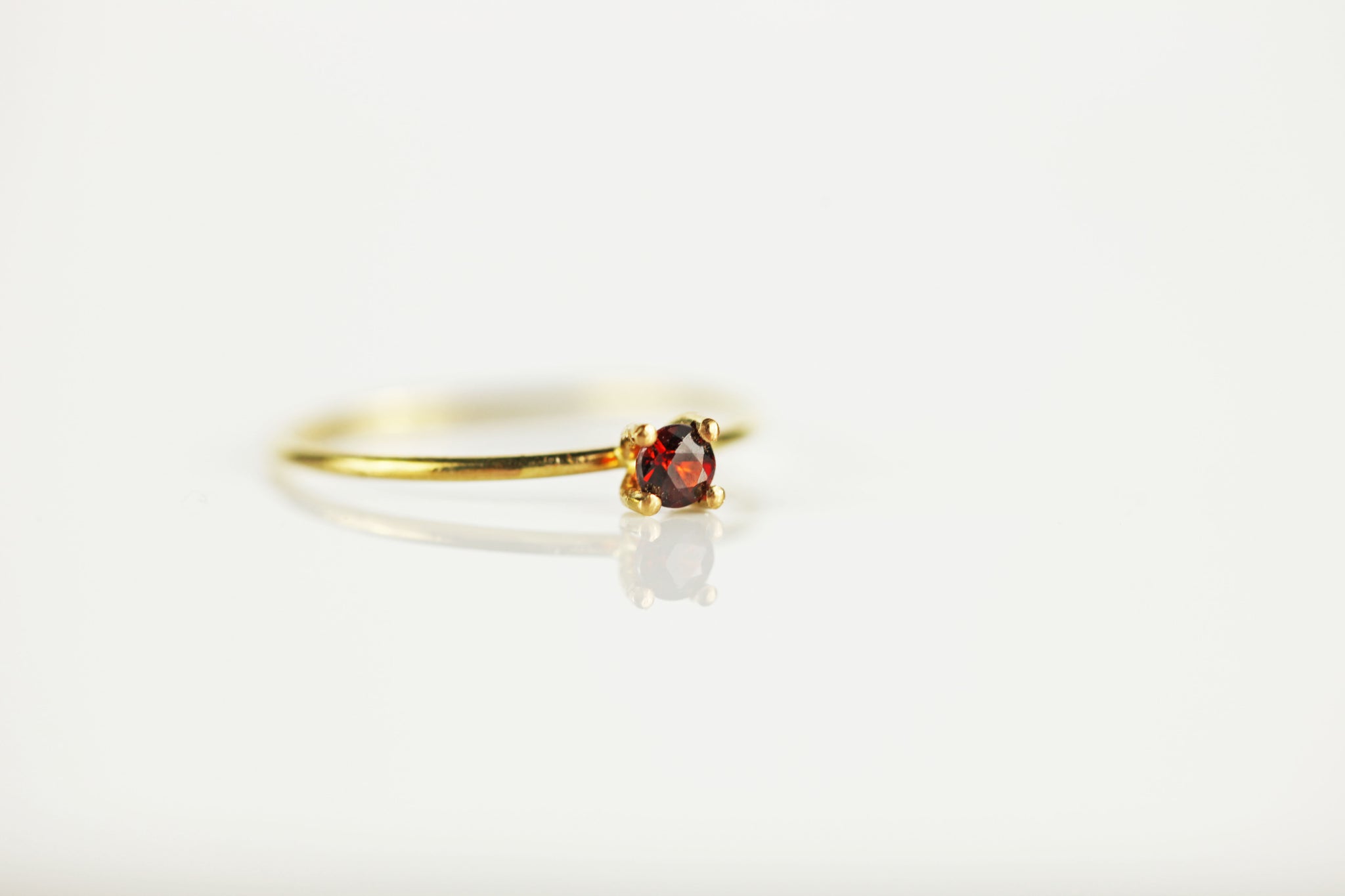 Anillo fino de oro con granate