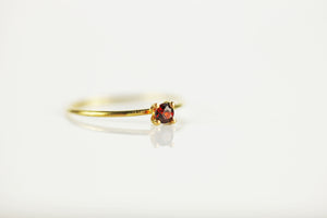Anillo fino de oro con granate