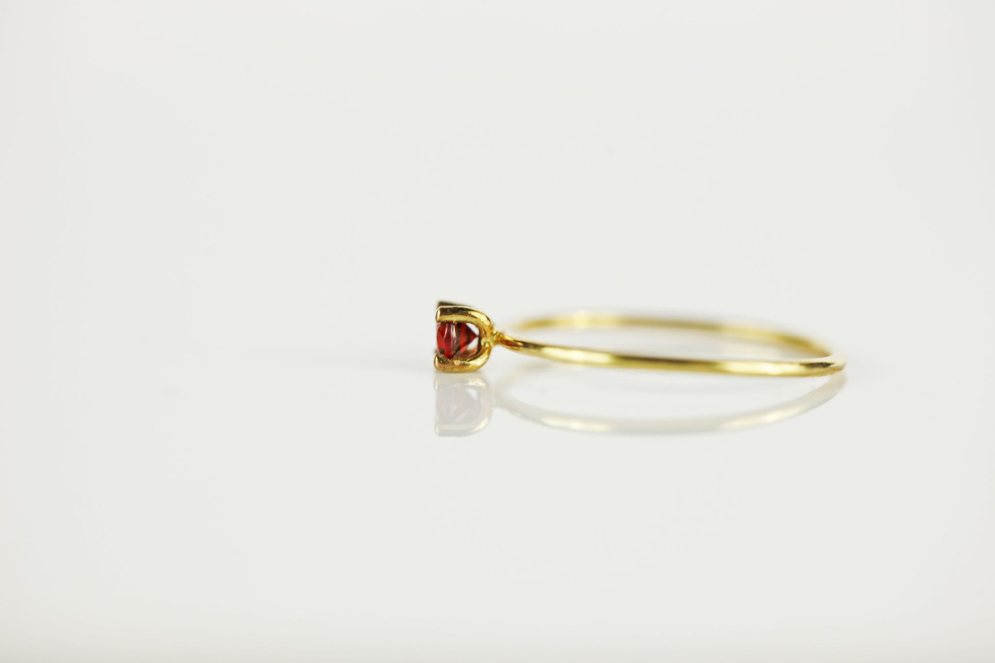 Anillo fino de oro con granate