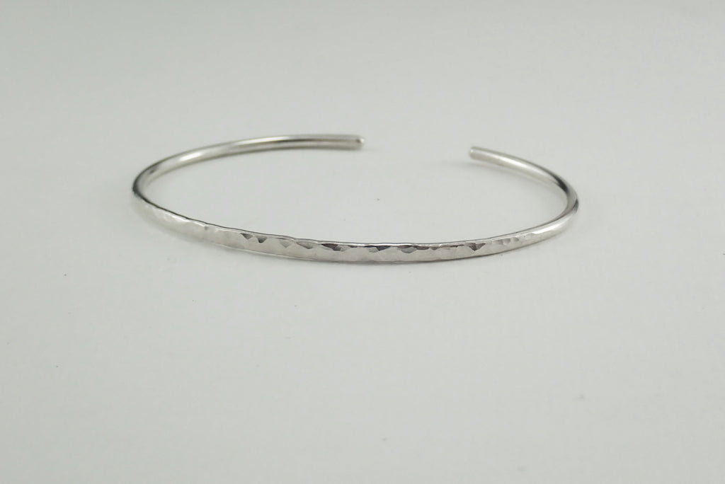 Pulsera fina de plata con textura