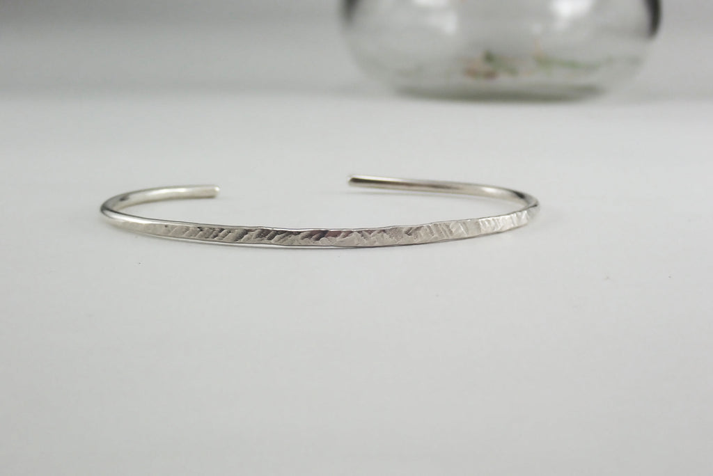 Copia de Pulsera fina de plata con textura