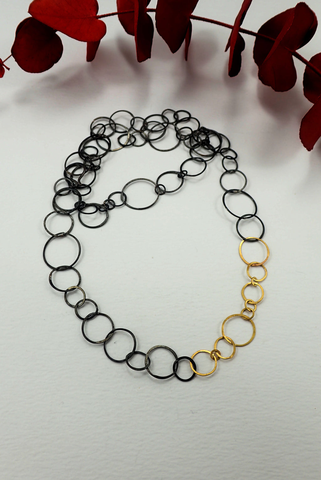 collar argollas de plata oxidada y oro