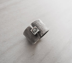 Anillo de plata con diamante en bruto