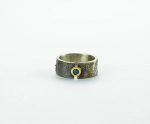 Anillo de plata con textura, oro de 18 kt y diamante azul