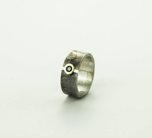 Anillo de plata con textura, oro de 18 kt y diamante azul