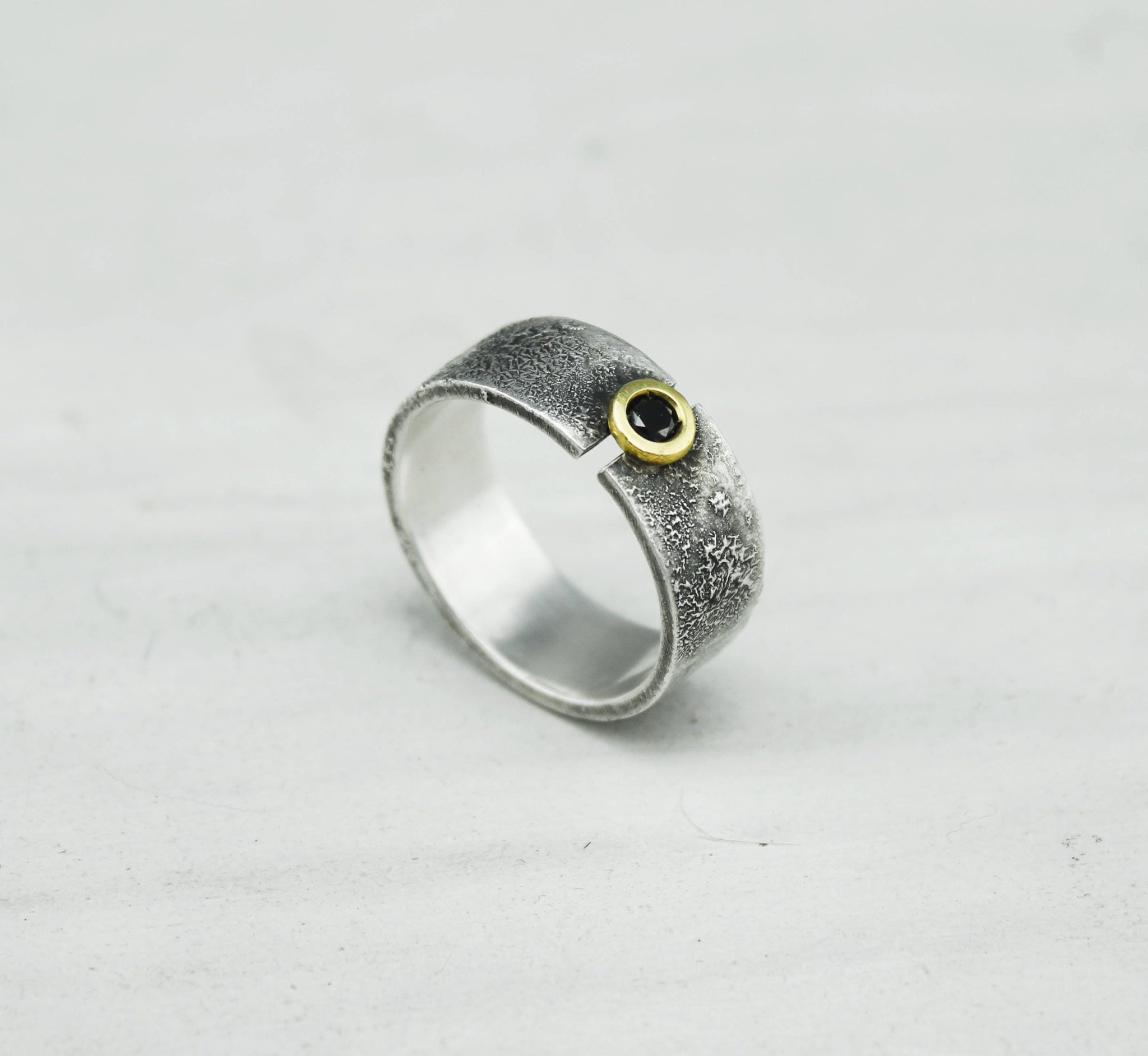 Anillo de plata y oro de 18 kt con diamante negro