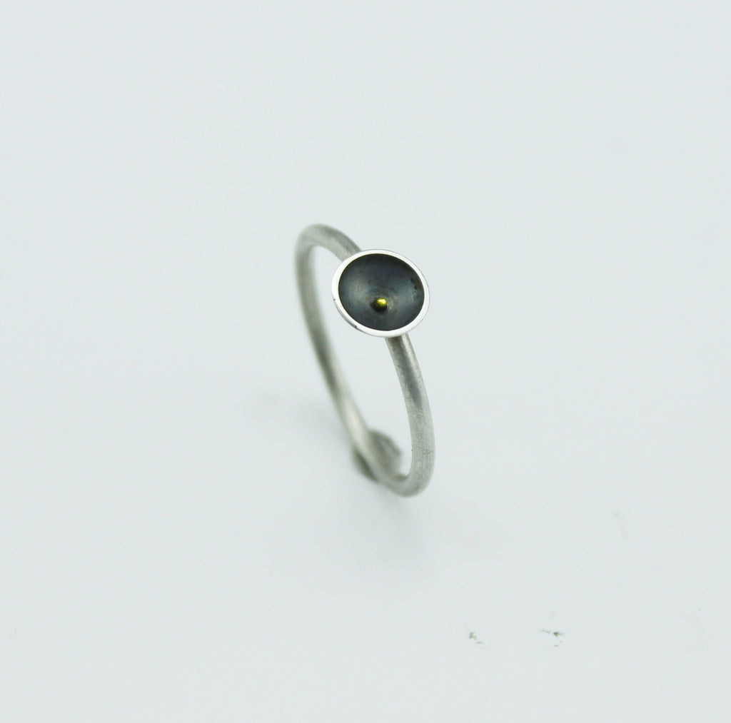 Anillo minimalista de plata con detalle en oro