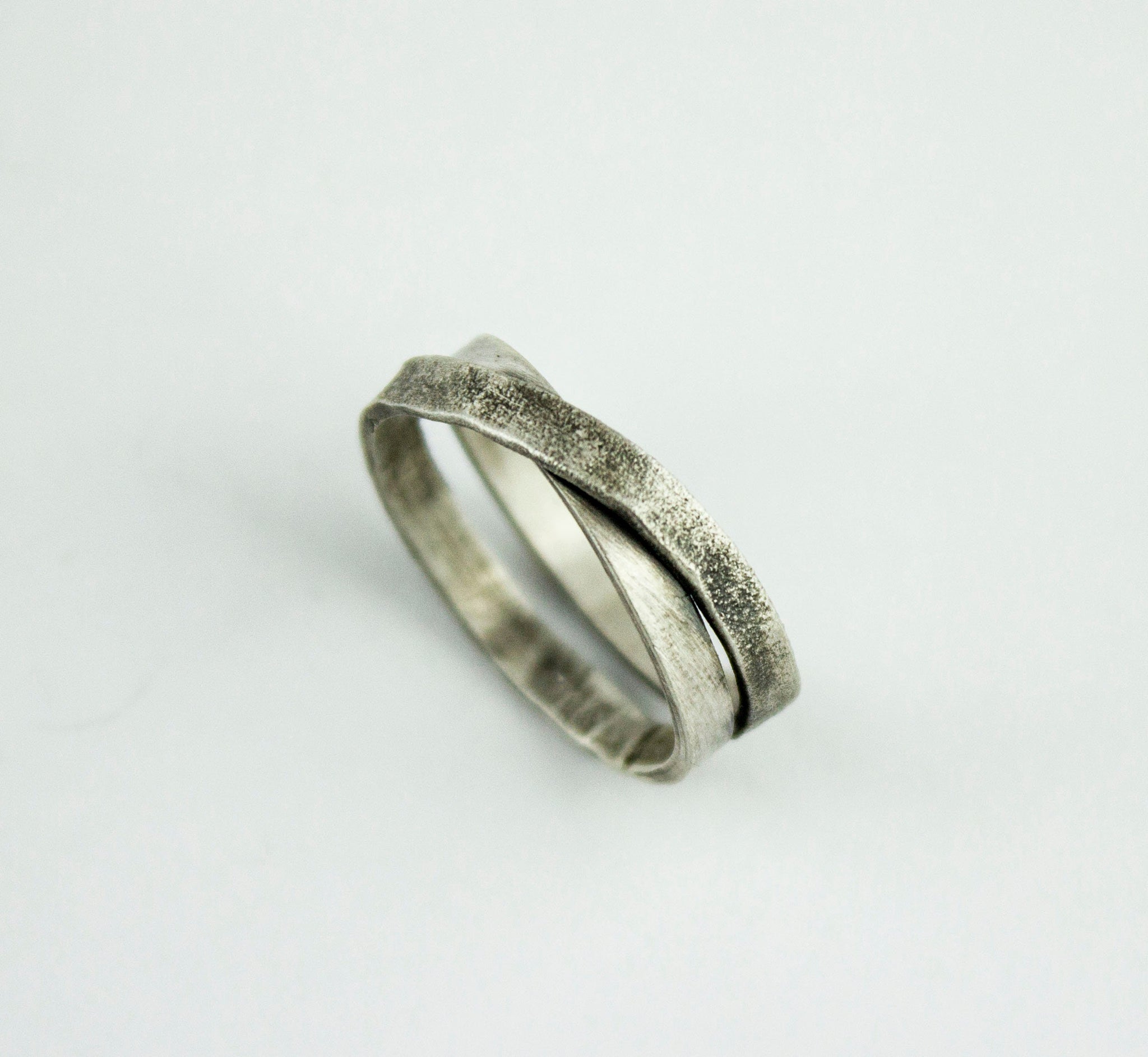 Anillo fino y rústico doble de plata