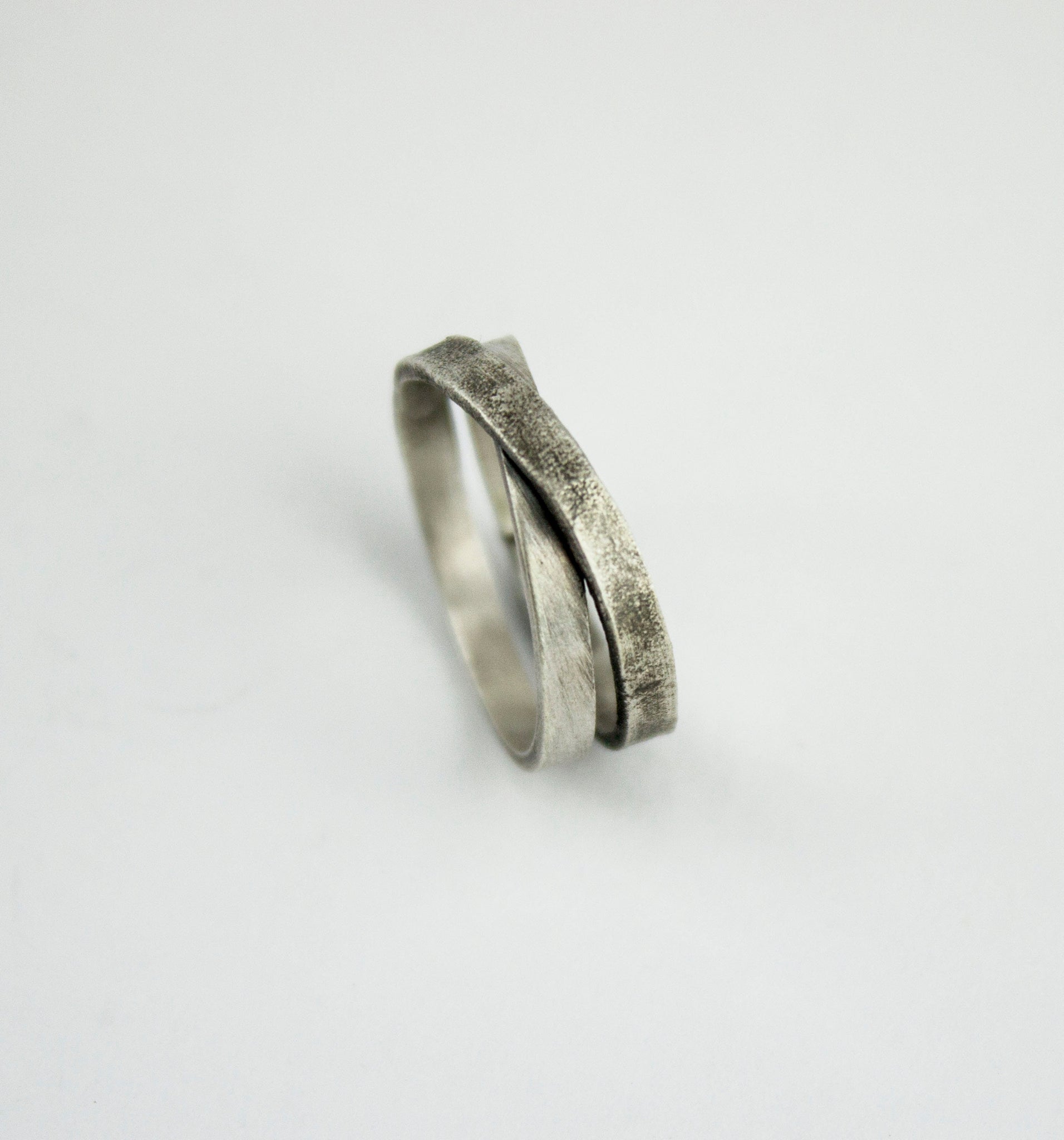 Anillo fino y rústico doble de plata