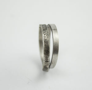 Anillo fino y rústico doble de plata