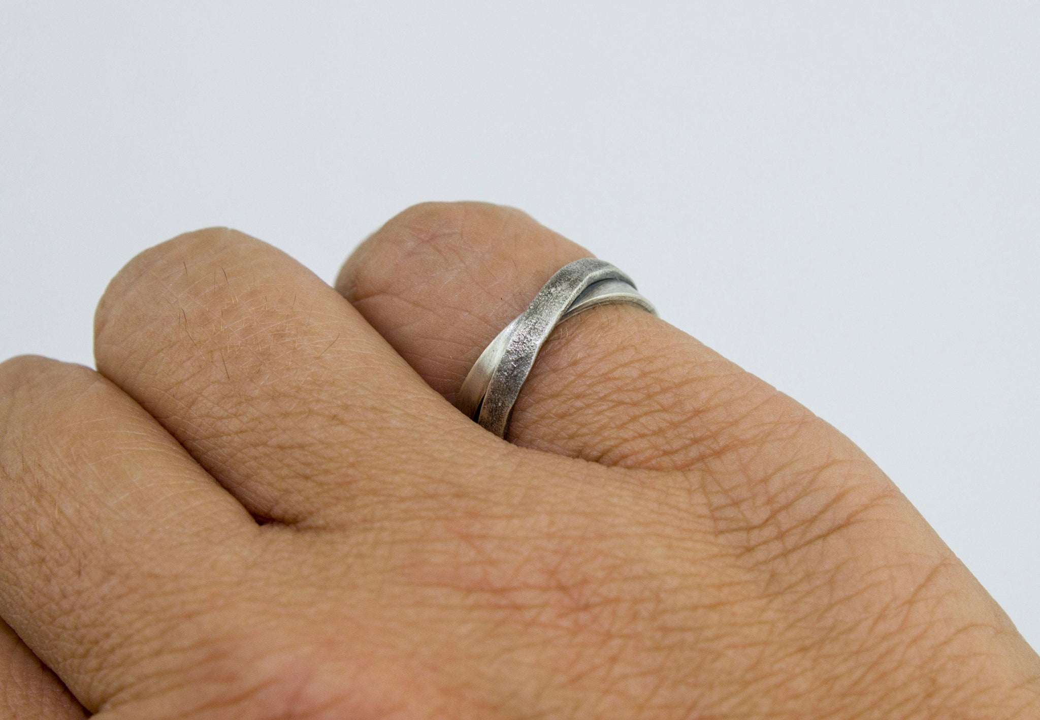 Anillo fino y rústico doble de plata