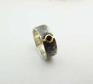 Anillo de plata y oro de 18 kt con diamante negro