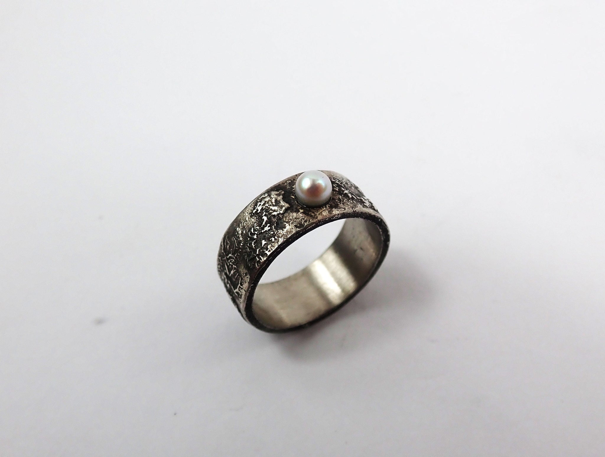 Anillo de plata con perla