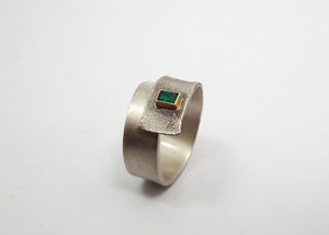 Anillo de plata y oro con esmeralda