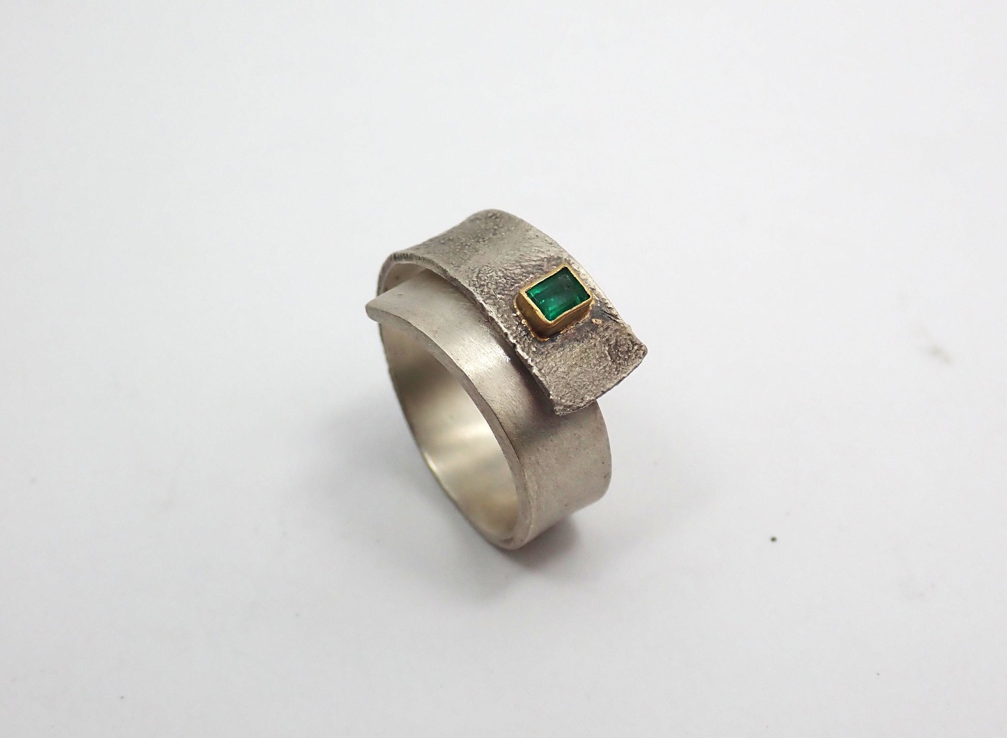 Anillo de plata y oro con esmeralda