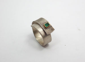 Anillo de plata y oro con esmeralda