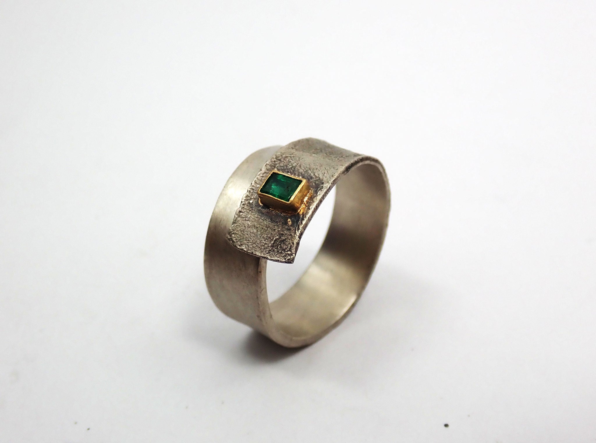 Anillo de plata y oro con esmeralda