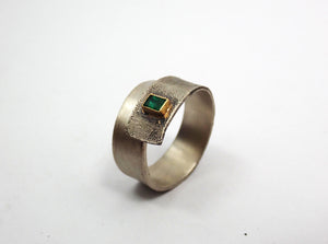 Anillo de plata y oro con esmeralda