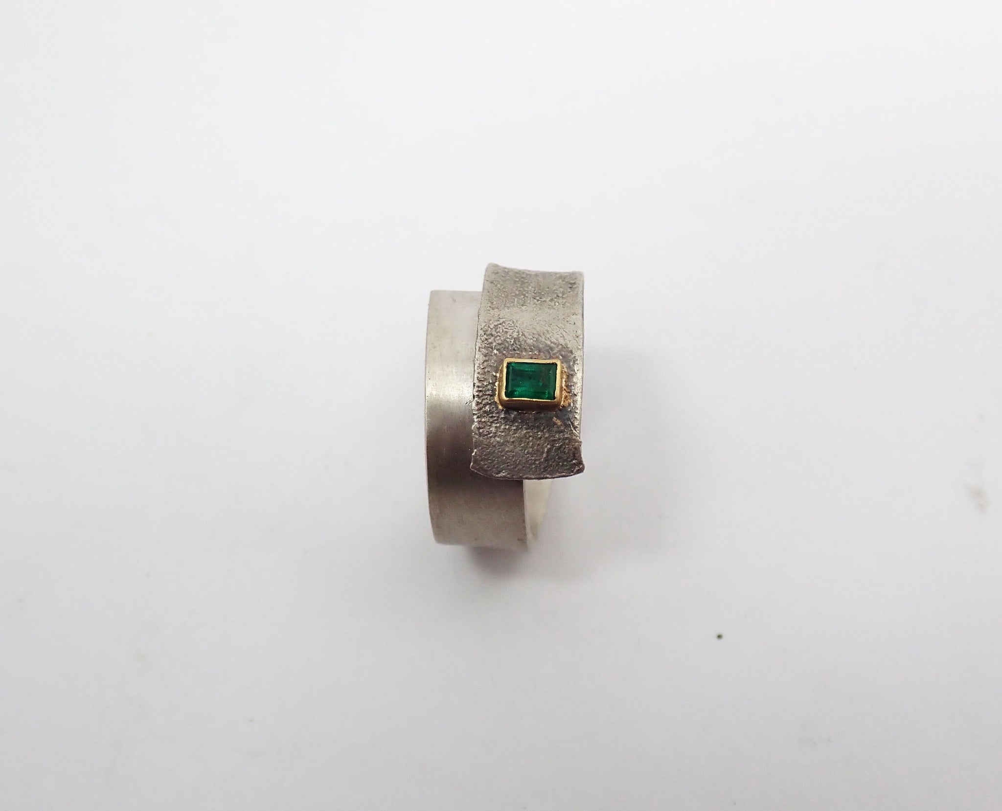 Anillo de plata y oro con esmeralda