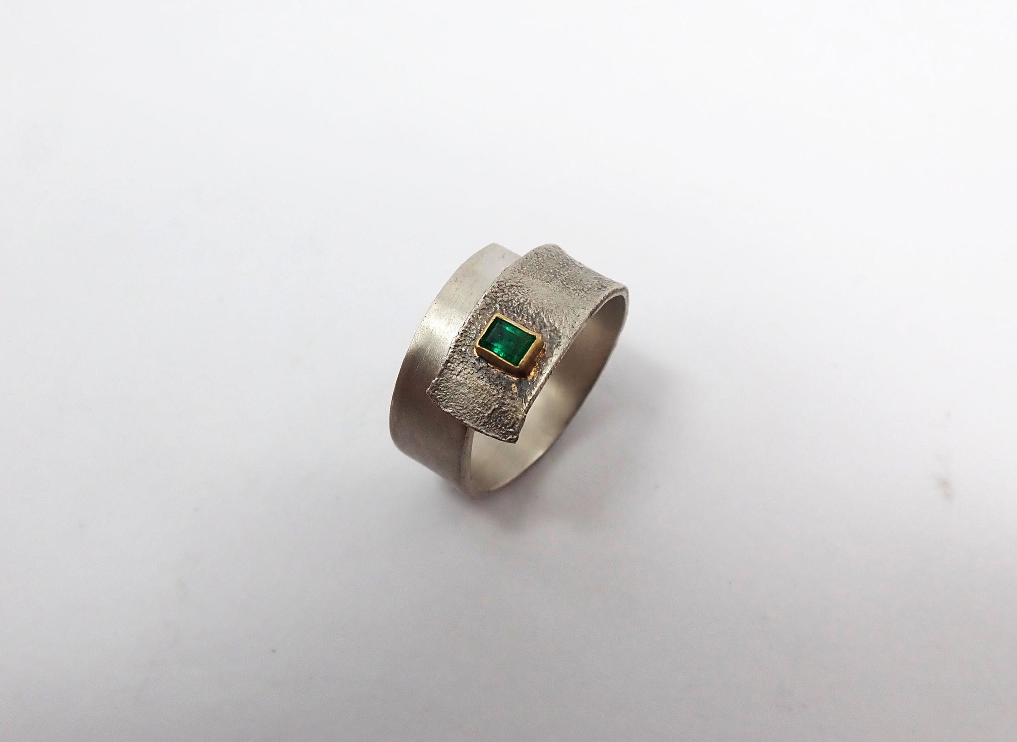 Anillo de plata y oro con esmeralda