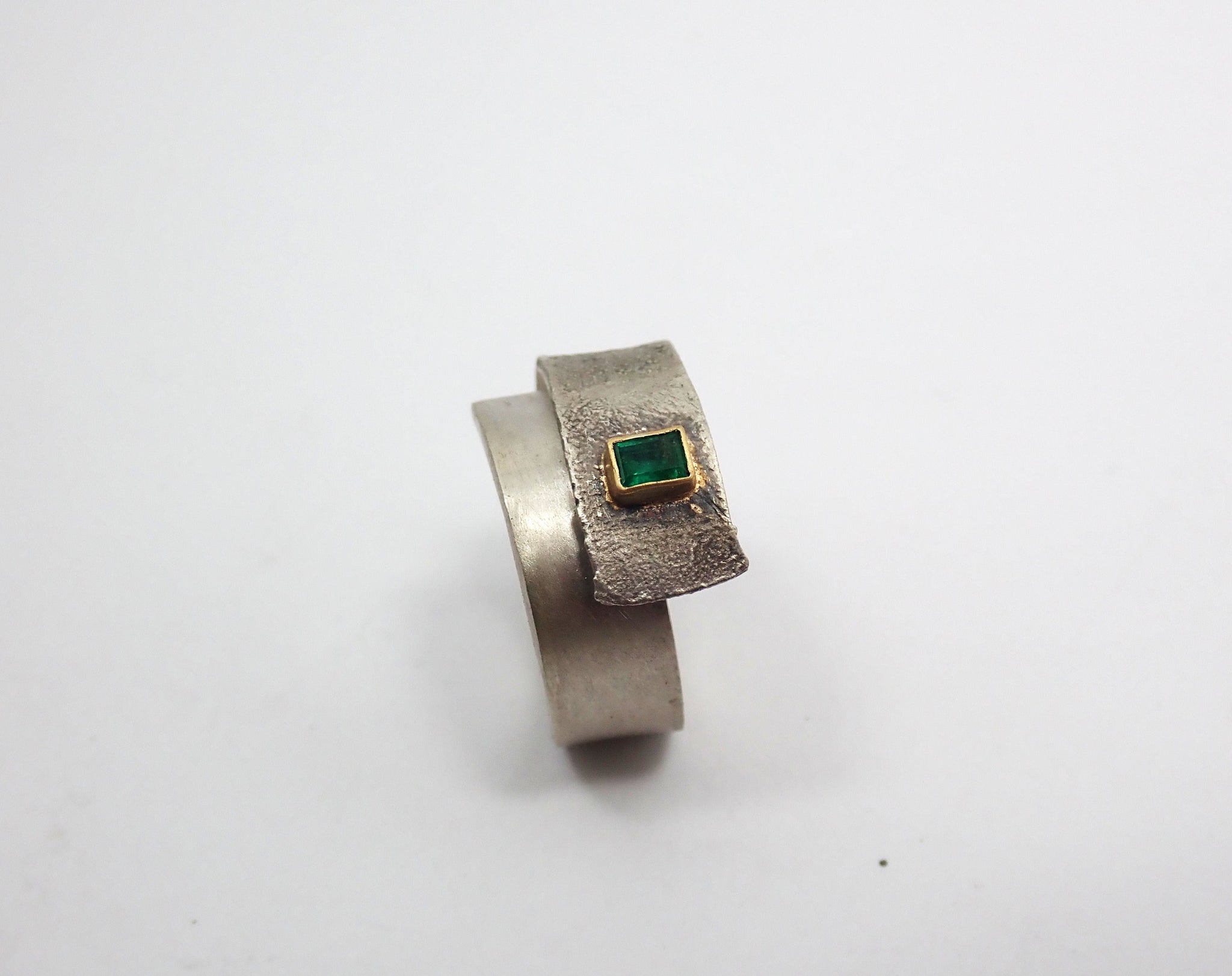 Anillo de plata y oro con esmeralda