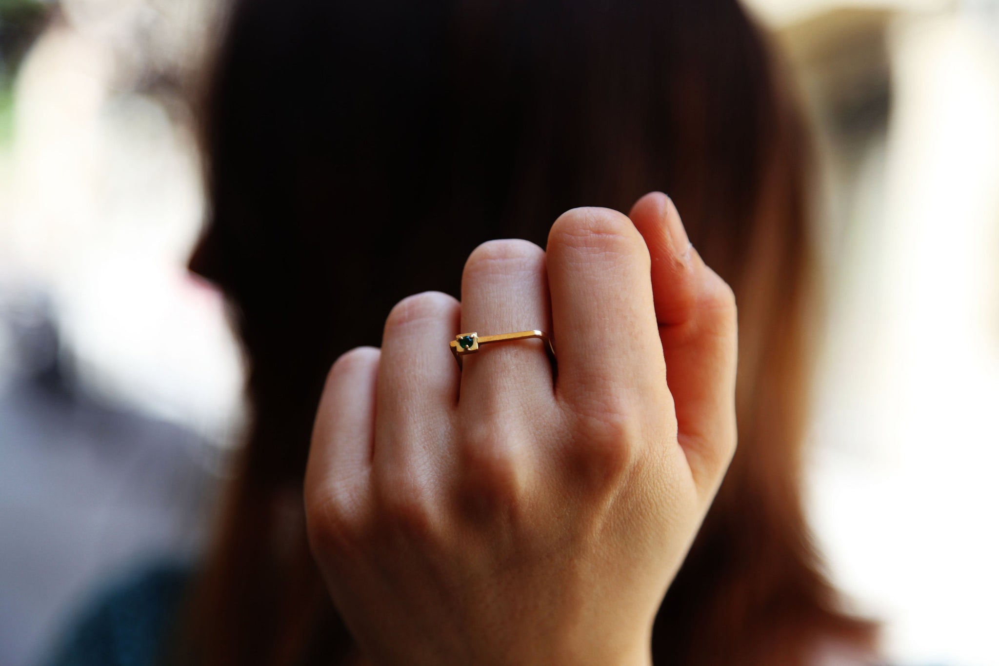 Anillo cuadrado de oro con esmeralda