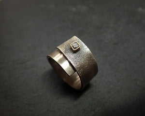 Anillo abierto de plata y oro con diamante en bruto